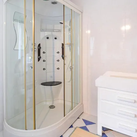 3 Bedroom Beautiful In * Carrouges