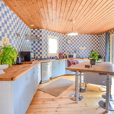 3 Bedroom Beautiful In Carrouges