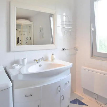 3 Bedroom Beautiful In Semesterbostad Carrouges