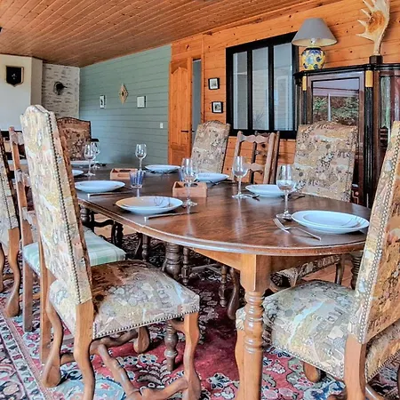 3 Bedroom Gorgeous In Prázdninový dům Carrouges