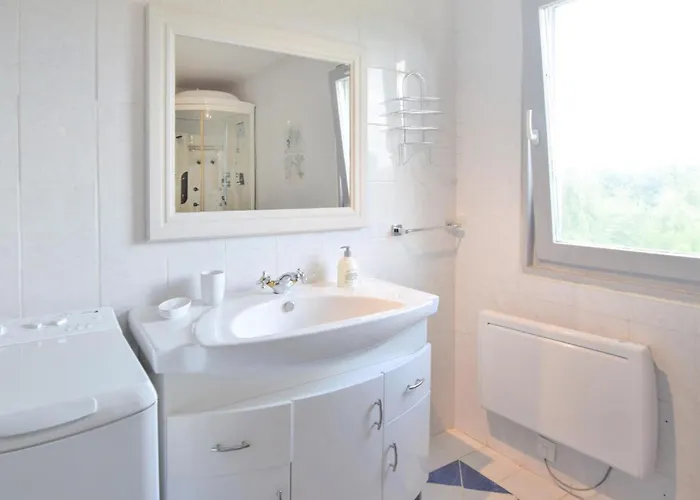 3 Bedroom Amazing In Дом отдыха Carrouges